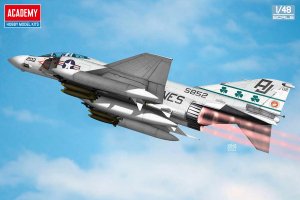 画像1: アカデミー[AM12356]1/48 F-4J ファントムII "VMFA-333 シャムロックス" (1)