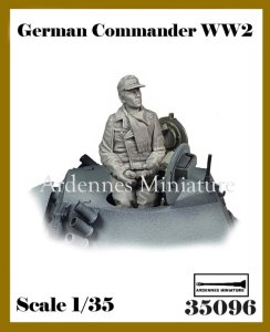 画像1: アルデンヌミニチュア[AR35096]1/35 WWII ドイツ 空を見上げる冬季装備の戦車指揮官 (1)