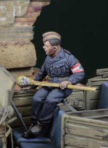 画像1: D-Day miniature studio[DD35235]1/35 WWII ドイツ パンツァーファウストを持つヒトラーユーゲントの少年 ドイツ1945 (1)