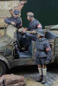 画像1: D-Day miniature studio[DD35237]1/35 WWII ドイツ キューベルワーゲンに乗るヒトラーユーゲントセット ドイツ1945(3体入) (1)
