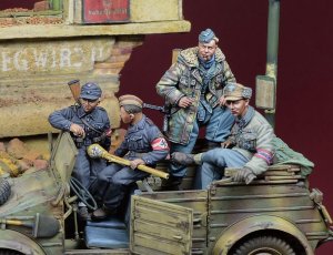 画像1: D-Day miniature studio[DD35239]1/35 WWII ドイツ キューベルワーゲンに乗る兵士セットVol.2 ベルリン1945(4体入) (1)