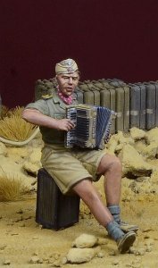 画像1: D-Day miniature studio[DD35242]1/35 WWII ドイツ アコーディオンを弾くDAK兵士 北アフリカ1941-43 (1)