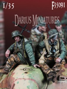 画像1: Darius Miniatures[DMF35091]1/35 WWII ドイツ 武装親衛隊装甲擲弾兵セット(2体入) (1)