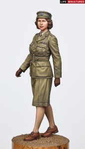 画像1: ライフミニチュア[LM-12004]1/12 WWII イギリス 補助地方義勇軍 行進するエリザベス・ウィンザー2級准大尉 1945年(100個限定版) (1)