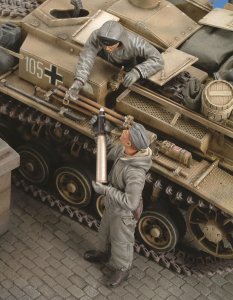 画像1: RoyalModel[RM143]1/35 独 砲弾を積み込む突撃砲兵 1体+半身 ロシア 1943 (1)