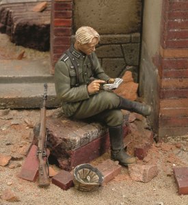 画像1: RoyalModel[RM145]1/35 独 WWII座ってメモを読むドイツ歩兵 (1)