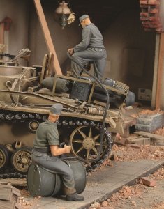 画像1: RoyalModel[RM154]1/35 独 戦車に給油する戦車兵 2体 (1)