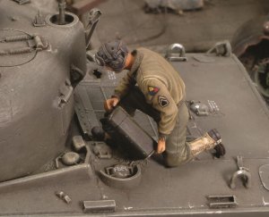 画像1: RoyalModel[RM165]1/35 米 ジェリカンで給油する米戦車兵 (1)