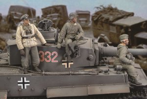 画像1: RoyalModel[RM171]1/35 独 東部戦線のティガーI戦車兵と同乗歩兵 3体 (1)