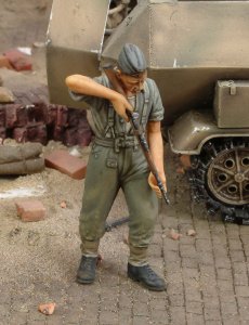 画像1: RoyalModel[RM177]1/35 独 小銃を手入れする歩兵 (1)