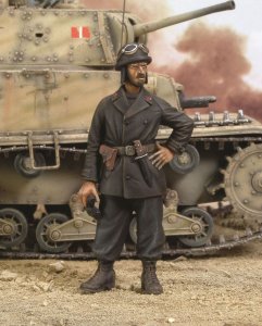 画像1: RoyalModel[RM192]1/35 伊 双眼鏡を持つNCO戦車兵 (1)