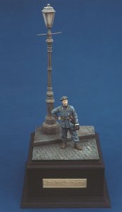 画像1: RoyalModel[RM194]1/35 伊 WWII アズーロ大隊の将校/w街角(ベース付) (1)