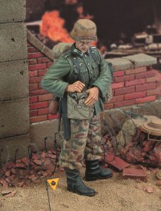 画像1: RoyalModel[RM334]1/35 独 ガスマスクを取り出す工兵 (1)