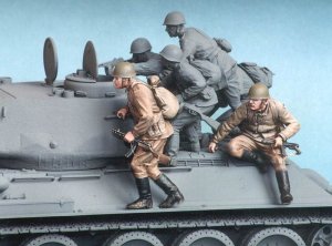 画像1: TANK[T-35009]1/35 WWII露 自動車化歩兵(夏)1943-45(2体) (1)