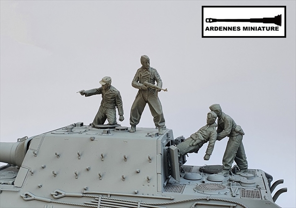 アルデンヌミニチュア[AR35002]1/35 WWII ドイツ ベルリン最後の戦い＃2 拳銃を構える戦車兵(1体入)