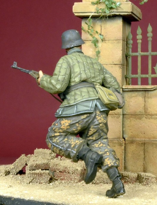 D-Day miniature studio［DD35051］ 1/35 WWII独 走る武装親衛隊擲弾兵(ソ連軍防寒ジャケット着用)