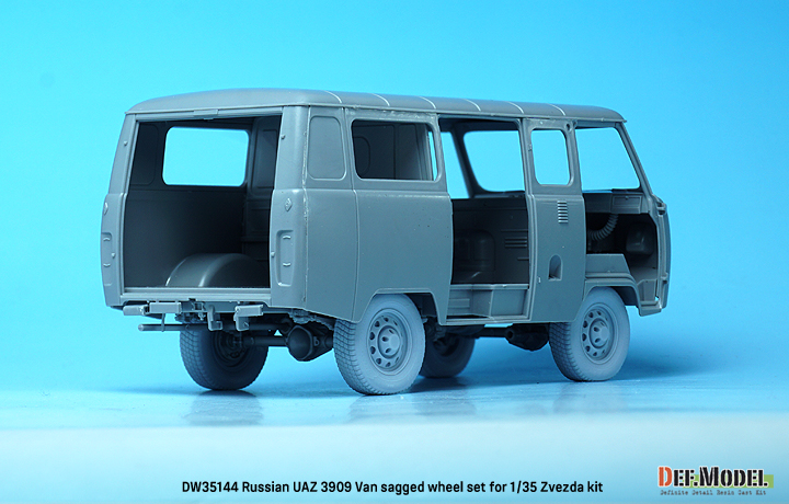 DEF.MODEL[DW35144]1/35 現用 ロシア連邦軍UAZ3909軍用バン用自重変形民生タイヤセット(ズべズダ用)