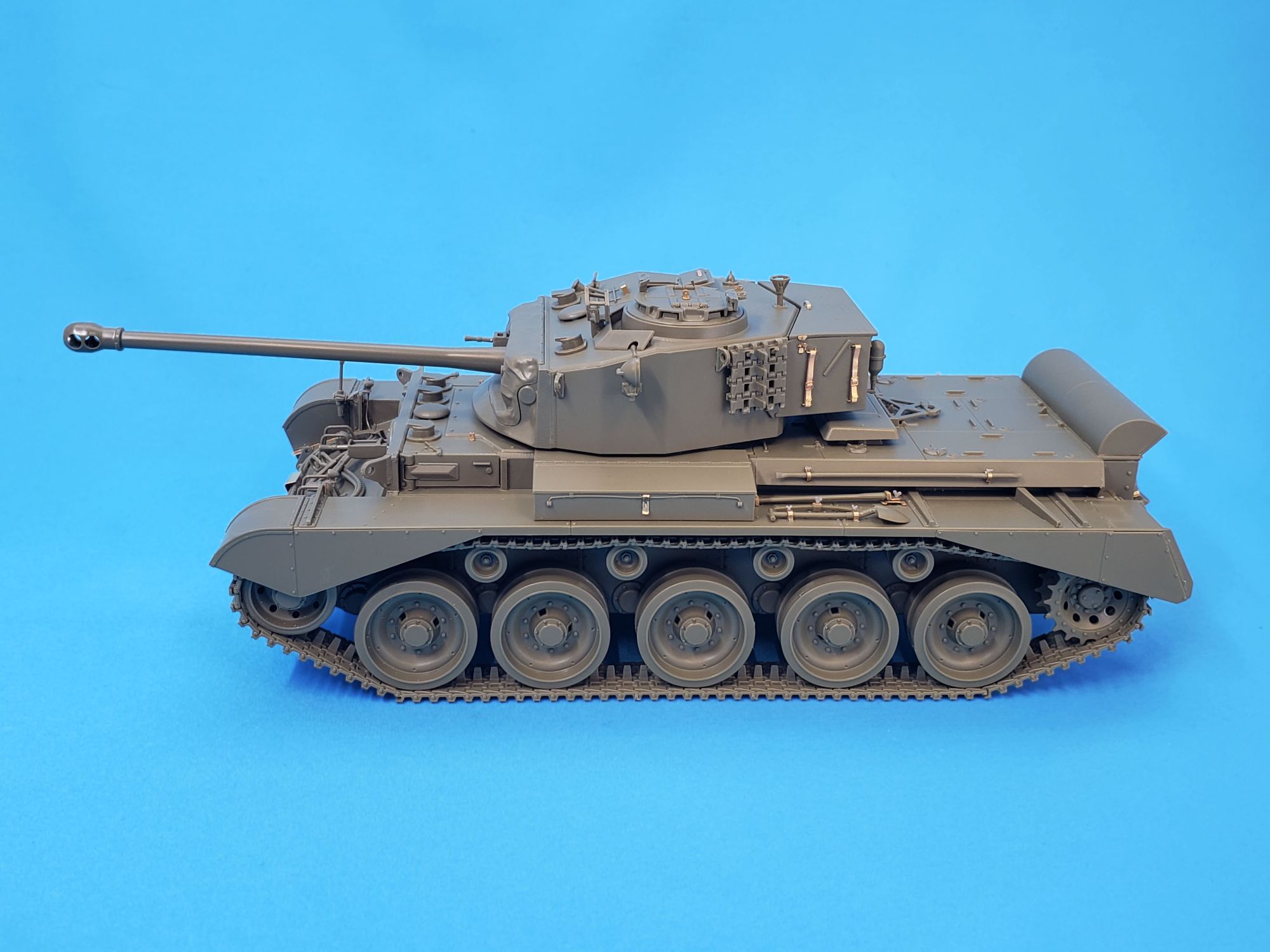 タミヤ 1/35 アキリーズ イギリス戦車 塗装済み完成品 フィギュア付き